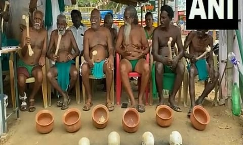 Farmers protest on Cauvery water sharing in Tiruchy (ANI)