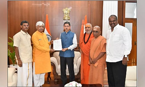 A delegation led by Alok Kumar, National Working President of VHP called on Governor RN Ravi and submitted a memorandum over hate campaign against Sanatana Dharma.
