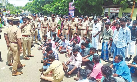 Kin of Veeraiyan (inset) protest at Pattukkottai station on Thursday
