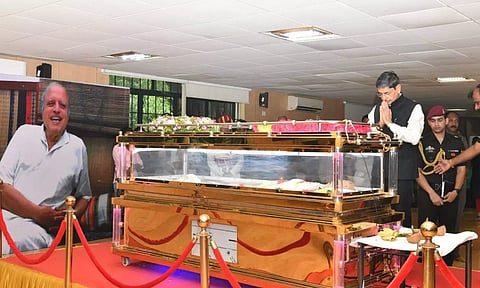 TN Governor RN Ravi pays his last respects to the mortal remains of the eminent agricultural scientist MS Swaminathan. (X/@rajbhavan_tn)