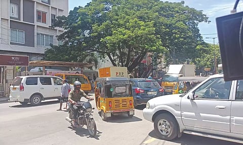 The busy stretch is turned chaotic because of the non-functional traffic signal
