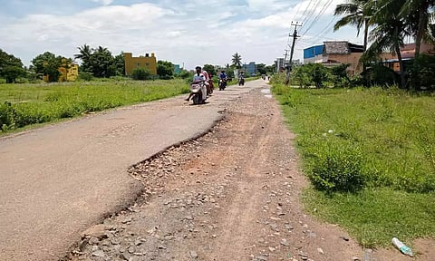 The road in Aranvoyal Kuppam-Kakkalur needs immediate attention