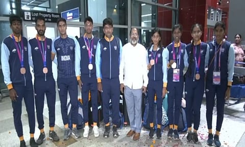 The Indian men's and women's skating teams. (Photo- ANI)
