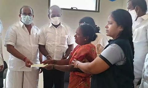 Ma Su met the families of the firecracker accident victims at the Oxford Medical College and Hospital at Attibele, Karnataka on Sunday