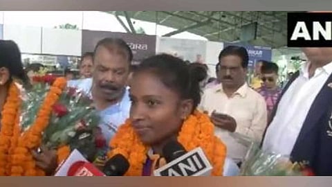 Hockey Player Nikki Pradhan at Ranchi Airport (Image: ANI)