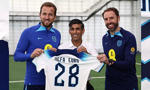 Britain’s Prime Minister Rishi Sunak (C) poses with Harry Kane (L) and England manager Gareth Southgate (R)&nbsp;