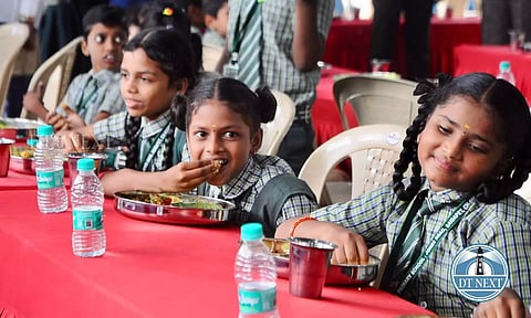 Primary school children having their breakfast (Photo credit: Manivasagan N)