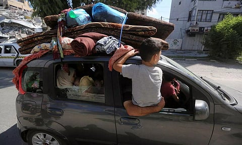 Palestinians flee their houses toward the southern part of Gaza Strip