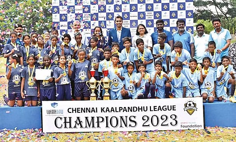 Olympian Sharath Kamal and other dignitaries with the Saidapet team at the presentation ceremony