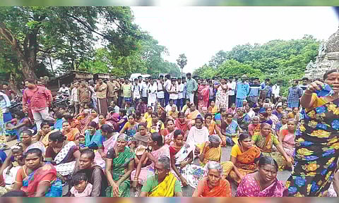Women left out of Kalaignar Magalir Urimai Thogai scheme staging a road roko in Tiruvaiyaru, Thanjavur on Monday.