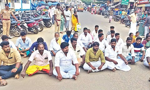 The relatives, who gathered in front of the Pattukkottai GH, blocked the traffic demanding action against the doctors at PHC.
