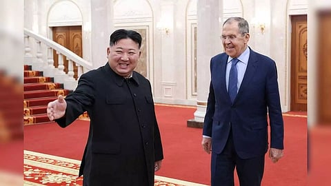 North Korean leader Kim Jong Un welcomes Russian Foreign Minister Sergei Lavrov during a meeting in Pyongyang, North Korea, October 19, 2023. (Photo/Reuters)
