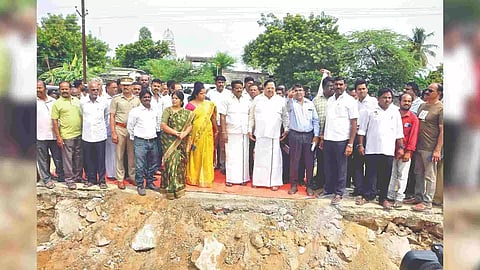 Minister Duraimurugan with Vellore Mayor and officials inspecting work at Kalinjur and Tharapadavedu lakes in Katpadi on Monday