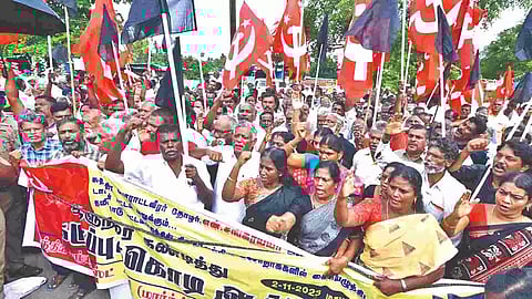 CPM cadre showing black flags to Governor RN Ravi at Nagamalai Pudukottai in Madurai on Thursday
