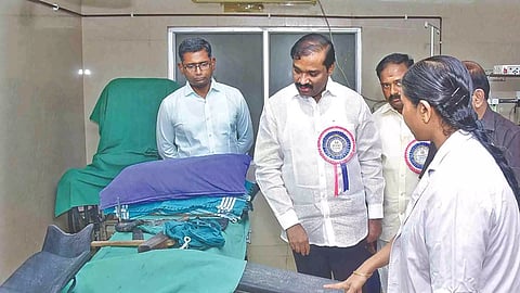 Tamil Nadu Legislative Assembly’s Assurance Committee Chairman T Velmurugan inspecting the Government Hospital in Kanniyakumari on Friday