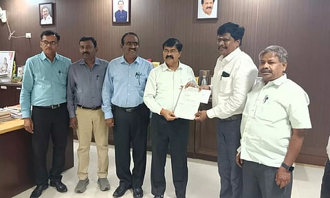 Thiruvalluvar varsity VC Arumugam handing over riders to exam controller Babu Janardhanan