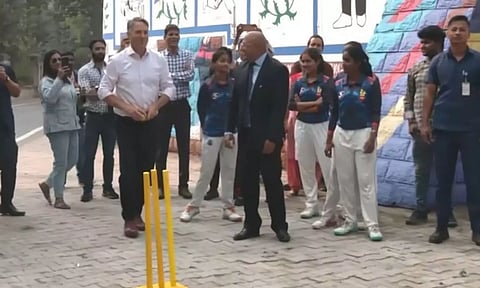 Australian Deputy PM plays gully cricket in Delhi (Image: ANI)