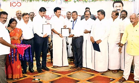 Anbil Mahesh Poyyamozhi distributing Dr SR Aranganathan Award for the Best Library in Mayiladuthurai district organised by the Directorate of Public Library