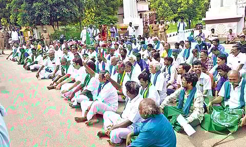 Protesting Delta farmers blocking way to the collectorate in Tiruchy on Tuesday