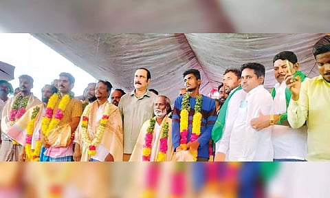 PMK president Anbumani Ramadoss welcoming the released farmers protesting against land acquisition for Melma SIPCOT in Cheyyar on Wednesday