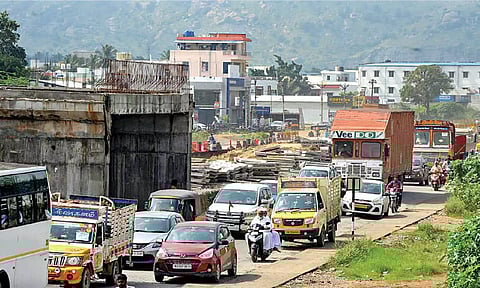 Traffic congestion near the ROB site at Perumugai