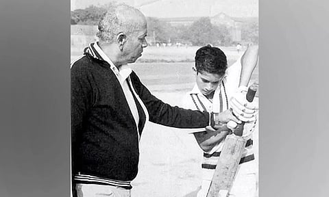 Sachin Tendulkar with Ramakant Achrekar. (Photo: Sachin Tendulkar Twitter)