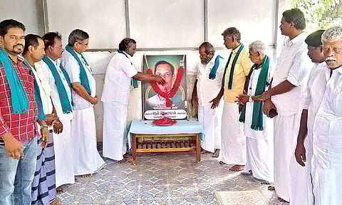 Farmers paying floral tributes to Nel Jayaraman at Mannargudi in Tiruvarur district on Wednesday