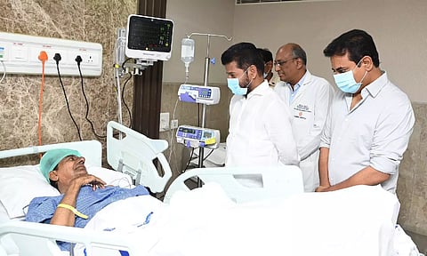 Telangana CM Revanth Reddy meeting BRS chief K Chandrasekhar Rao at Yashoda Hospital(X\@revanth_anumula)