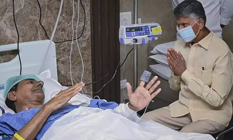 N Chandrababu Naidu visits the hospital to inquire about Telangana ex-CM KCR's health in Hyderabad. (PTI)
Read more at: https://www.deccanherald.com/india/telangana/tdp-chief-chandrababu-naidu-actor-chiranjeevi-call-on-kcr-at-hospital-2806261