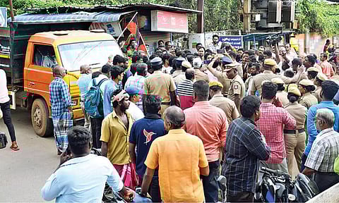 Officials and police holding talks with the agitating vendors in Thanjavur on Wednesday