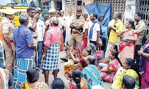 Street vendors stage protest in Perambalur on Thursday