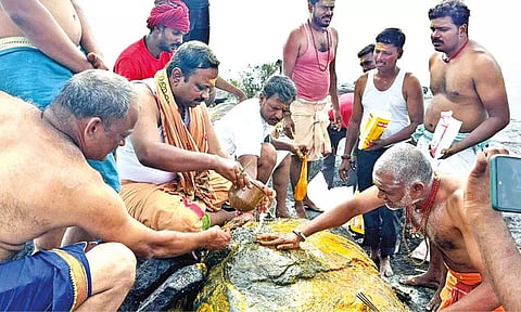 Priests perform Parikara pooja atop Annamalai hill