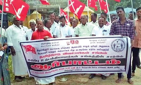 Members of sugarcane producers’ association protesting in front of the Tirupattur co-op sugar mill