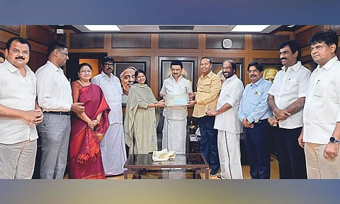 Kanimozhi and other DMK MPs with CM Stalin Saturday