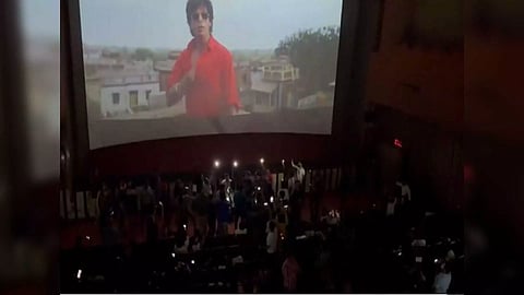 SRK fans watching 'Dunki' in theatres (Image: X)