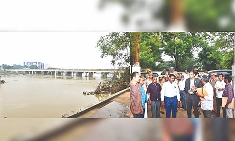 Central team, led by KP Singh, inspecting areas along the banks of Tamirabarani in Tirunelveli.