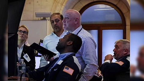 Traders work on the floor at the New York Stock Exchange (NYSE) in New York City (Photo/Reuters)