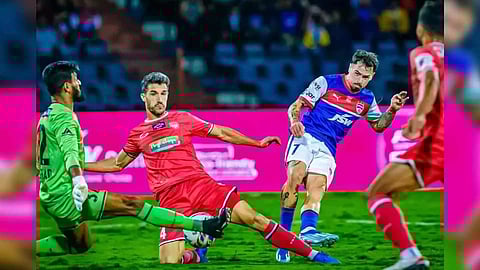 Late strikes by both sides helped the sides settle for a point in the match between Bengaluru FC vs NorthEast United FC. (Image: ISL.com)