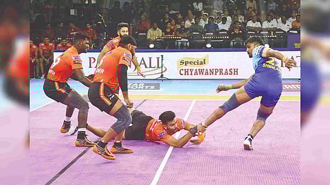Shrikant Jadhav of Warriors being tackled by U Mumba defenders