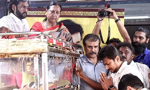 Tamil Nadu Minister of Youth Welfare and Sports Development Udhayanidhi Stalin pays last respects to actor-turned-politican Vijayakanth at the party's HQ in Koyambedu.(X/@Udhaystalin)
