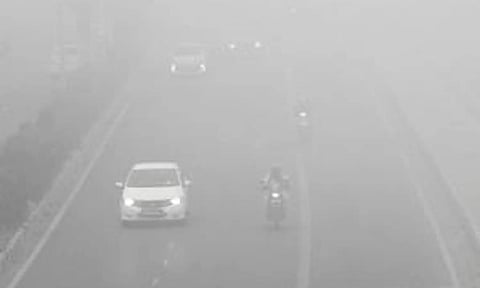 Reduced visibility in New Delhi due to dense fog (IANS)