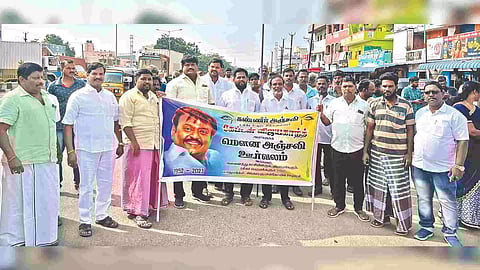 Various organisations and traders associations paid tribute to the leader by sprinkling flowers and lighting candles&nbsp;