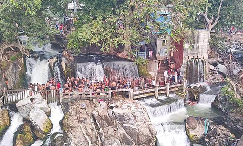 A large number of tourists taking bath at Hogenakkal falls in Dharmapuri on Monday
