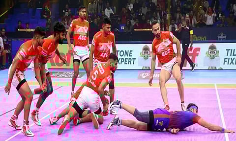 Dabang Delhi and Gujarat Giants in action