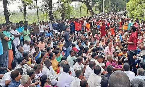 Villagers stage protest in Pandalur