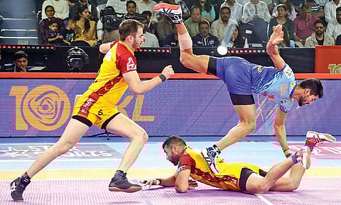 Players in action during Bengal Warriors vs Telugu Titans