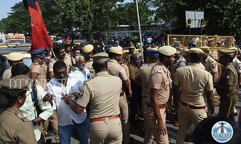 Minor scuffle between police and protestors at Pallavan Salai (Justin George)