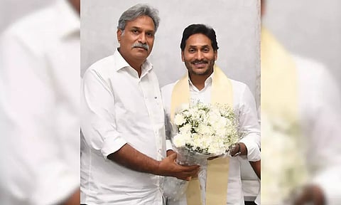 Kesineni Srinivas with Jagan Mohan Reddy. (X)&nbsp;