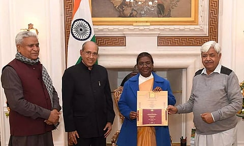 President Murmu receiving invitation for Pran Pratishtha of Ram Temple (ANI)