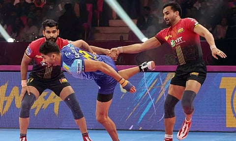 Bengal Warriors and Bengaluru Bulls players in action. (PKL)